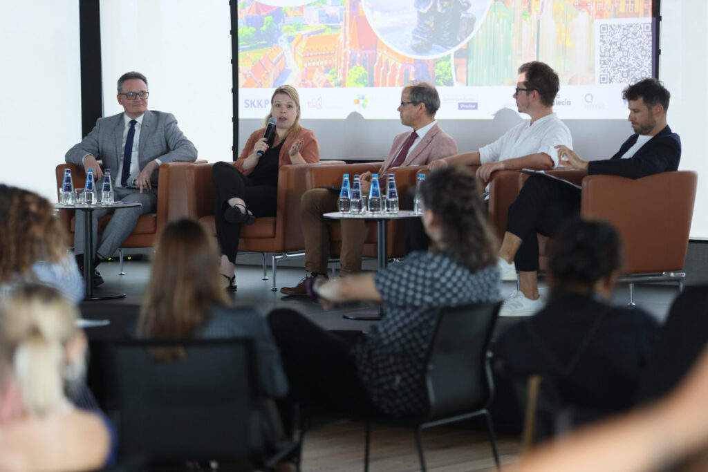 SPOTLIGHT-ON-POLAND-conference-panelists-polandcvb-AI-tourism-sina-bunte-digitalmind-events